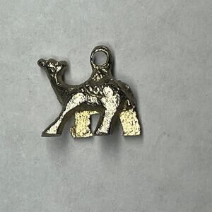 Metal Silver Tone Camel Charm for Bracelet / Necklace. Fashion Jewelry. Animals